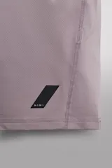 Musculosa de entrenamiento Zara Athleticz, confeccionada en tejido técnico ligero y elástico con zonas perforadas para mayor transpirabilidad. Presenta cuello redondo, corte regular fit y detalle de logo estampado en el pecho y el ruedo.