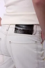 Jean de corte wide leg y tiro medio, confeccionado en denim de algodón con un diseño de efecto desteñido en tonos beige.