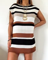 Vestido corto tejido en punto jersey con diseño de rayas horizontales multicolores. Presenta una silueta recta, cuello redondo y terminaciones hechas a mano en crochet.