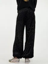 Pantalon de corte recto y holgado, confeccionado en tela cubierta de lentejuelas brillantes en color azul oscuro, con forro interior.