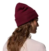 Gorro tipo beanie de punto color bordó con vuelta en el borde y etiqueta de la marca Columbia cosida en el lateral.