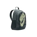 Mochila Nike Hayward negra con estampado abstracto en gris y logo en verde claro. Cuenta con funda para laptop, bolsillos pequeños, elástico frontal y correas acolchadas ajustables.