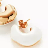 Aros de plata 925 con forma de gota irregular, uno dorado y otro blanco.