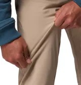 Pantalón beige de la colección ROC de Columbia, de corte recto y tejido elástico, con trabillas, bolsillos funcionales y detalle reflectante en los puños.