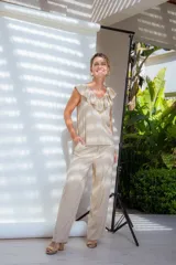 Pantalón de corte sastrero con cintura alta, pinzas delanteras y pierna ancha de caída fluida.