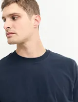 Remera verde militar de manga corta y cuello redondo.