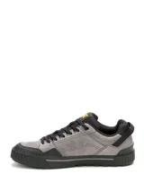Championes Caterpillar modelo Axiom para hombre, color gris con detalles en negro. Confeccionados en cuero encerado desgastado y gamuza revestida, con suela de goma texturizada y cordones negros.