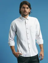 Camisa de manga larga con estampado de rayas verticales finas en tonos gris y blanco. Presenta cuello button-down, bolsillo frontal en el pecho y botones de madera.