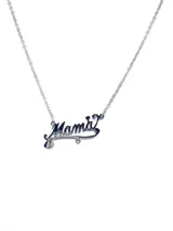 Collar plateado con cadena de eslabones y dije con la palabra 'Mamá' del que cuelgan dos dijes con forma de niña.