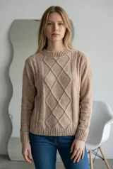 Sweater de tejido chenille en color gris, con diseño de rombos en relieve en el frente, cuello redondo y puños acanalados.