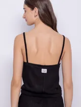 Top sin mangas de tela texturada color verde lima, con tirantes finos y escote cuadrado con detalle de terminación festoneada.