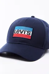Gorra de béisbol azul marino con logo de Levi's en un parche rectangular con fondo azul, blanco y rojo.