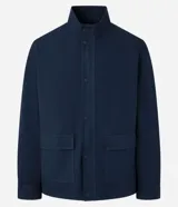 Campera bomber azul marino para hombre, confeccionada en sarga de algodón sostenible. Tiene cuello alto, cierre abotonado, bolsillos cargo con solapa y puños elásticos.