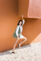 Bolso deportivo tipo duffel bag de nylon color verde oliva, con asas de mano y correa ajustable para llevar al hombro.