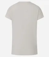Remera deportiva de microfibra color blanco, con cuello redondo, mangas cortas y paneles laterales con perforaciones para mayor ventilación.