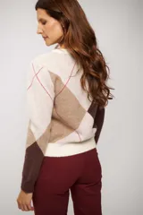 Buzo de tejido de punto con escote en V y diseño de rombos en tonos crudo, marrón y beige, con detalles de líneas finas en color rojo.