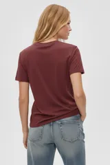 Remera de manga corta color verde militar, con cuello redondo y calce holgado.