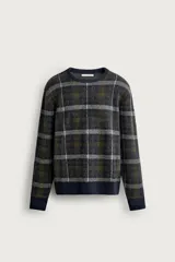 Jersey de punto con lana, de corte relajado, cuello redondo y manga larga. Presenta un diseño de cuadros en tonos oscuros con acabados en rib en cuello, puños y bajo.