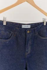 Pantalón de jean negro con lurex plateado, corte mom jean y tiro alto.