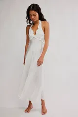 Vestido midi de raso y encaje blanco con escote halter en V profundo, silueta imperio y espalda baja.