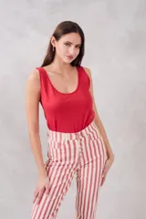 Musculosa verde militar de algodón peinado con corte ajustado.