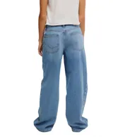 Jean azul claro de corte relajado, tiro alto y cierre frontal con múltiples botones.