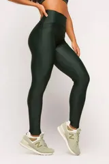 Calza larga de lycra color bordó, con cintura alta y detalle de textura colmena 3D en la parte superior.