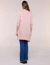 Cardigan largo y abierto de tejido de punto fino, color rosado, con mangas tres cuartos y puños acanalados.