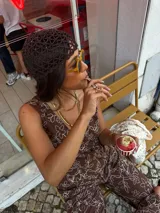 Gorro de malla tejido al crochet color negro, con lentejuelas plateadas.