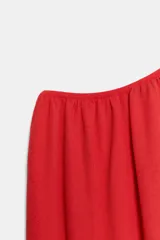 Vestido midi de punto rojo, amplio y de diseño asimétrico con un solo hombro y una manga corta.