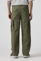 Pantalón cargo holgado color verde militar, con bolsillos laterales y perneras anchas.