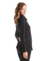 Buzo de tejido suave color gris melange, con cuello volcado ajustable mediante cordones con punteras metálicas. Presenta mangas largas con puños anchos decorados con botones metálicos, hombros caídos y un diseño de silueta holgada con ruedo redondeado y aberturas laterales.