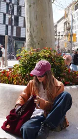 Campera de cuero color marrón claro, con flecos en la espalda y mangas.