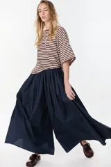 Pantalón largo color marrón, estilo wide leg, de tiro medio con cintura elástica fruncida y bolsillos laterales.