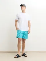 Short de baño verde agua.