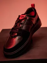 Championes de edición limitada inspirados en Darth Vader, en color negro con detalles en rojo. Presentan una construcción en cuero y descarne, con cierre de cordones y suela de TPR.