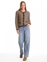 Cardigan de punto con textura tipo tweed, color marrón con detalles en tono oscuro. Presenta cuello redondo, cierre frontal con botones metálicos y dos bolsillos decorativos en la parte inferior.