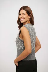 Chaleco de punto en color gris con patrón de rombos en la parte superior, cuello redondo y cierre frontal con botones.