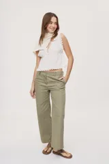 Pantalón verde militar de tiro medio y calce wide leg, con bolsillos laterales y cierre frontal con botón.