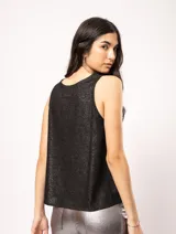 Musculosa blanca de lino con escote redondo y corte a la cadera.