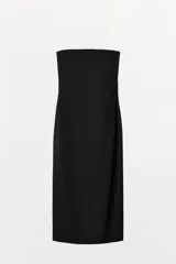 Vestido largo negro de viscosa, con escote recto tipo palabra de honor y hombros descubiertos, de corte recto y ajuste con cierre lateral oculto.