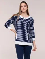 Buzo liviano de estilo deportivo-marinero y silueta semi holgada, confeccionado en tejido acanalado con diseño a rayas horizontales y verticales en azul marino y blanco. Cuenta con escote redondo amplio, cordón ajustable, bolsillo frontal tipo canguro, mangas tres cuartos con puños anchos y aberturas laterales en el ruedo.