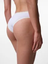 Bombacha de tiro medio confeccionada en tela punto rib acanalada, con elástico aplicado en cintura y piernas. Cuenta con fundillo de algodón.