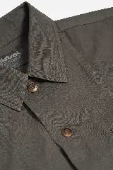 Camisa verde militar de manga corta con corte boxy y cuello clásico.