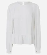 Blusa tipo bata de color blanco, confeccionada en viscosa, con cuello redondo, mangas largas con puños abotonados, detalles de entremedios verticales y un recorte con volado en el bajo.