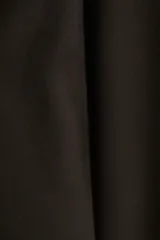 Pantalón sastrero de corte holgado y piernas amplias, color marrón oscuro, con pinzas delanteras, pliegues planchados, pretina con trabillas y bolsillos laterales al bies.