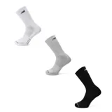 Pack de tres pares de medias deportivas tipo crew de New Balance, con diseño ergonómico y logo bordado. El set incluye un par blanco, un par gris y un par negro.