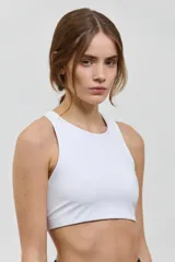 Top deportivo corto de sujeción media, con escote redondo clásico y espalda abierta. Presenta un diseño al cuerpo con elástico interno en la cintura.