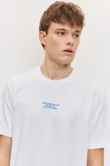 Remera verde militar de manga corta, con cuello redondo y pequeño estampado tipográfico blanco en el pecho.
