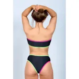 Bikini de dos piezas color negro con detalles en verde neón y fucsia. El top es tipo strapless (bandeau) y la bombacha es de tiro medio con corte clásico.